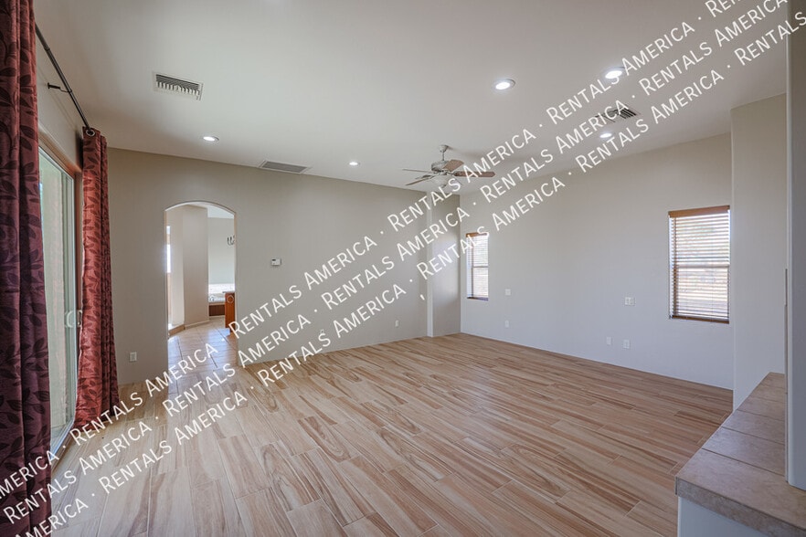 Building Photo - 14731 E Dixileta Dr