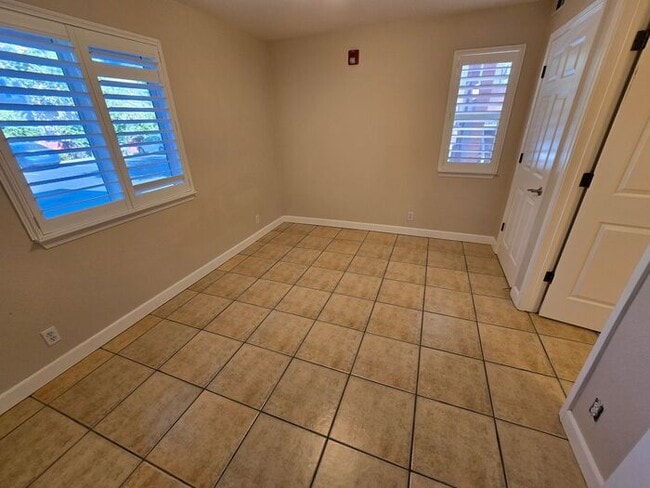 Building Photo - Charming 2BD/2BA Ground-Floor Apartment in...