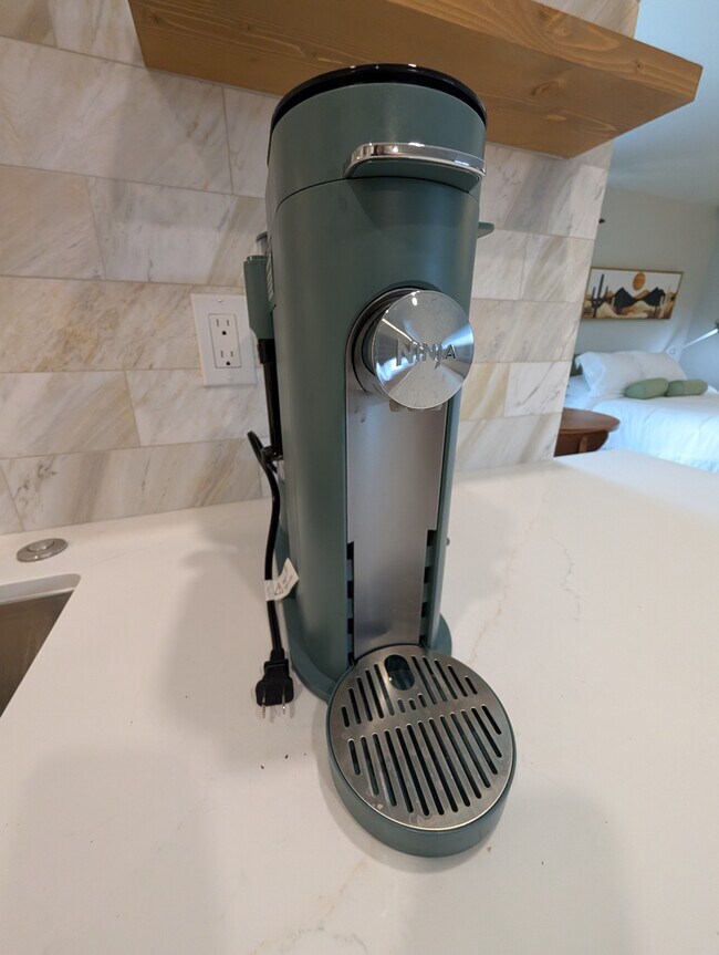 Building Photo - 8274 Beaver Lake Dr