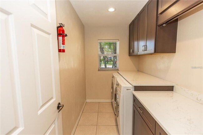 Building Photo - 12 Peruvian Ln