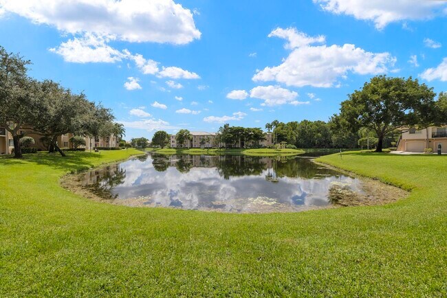 Building Photo - 300 Crestwood Ct N