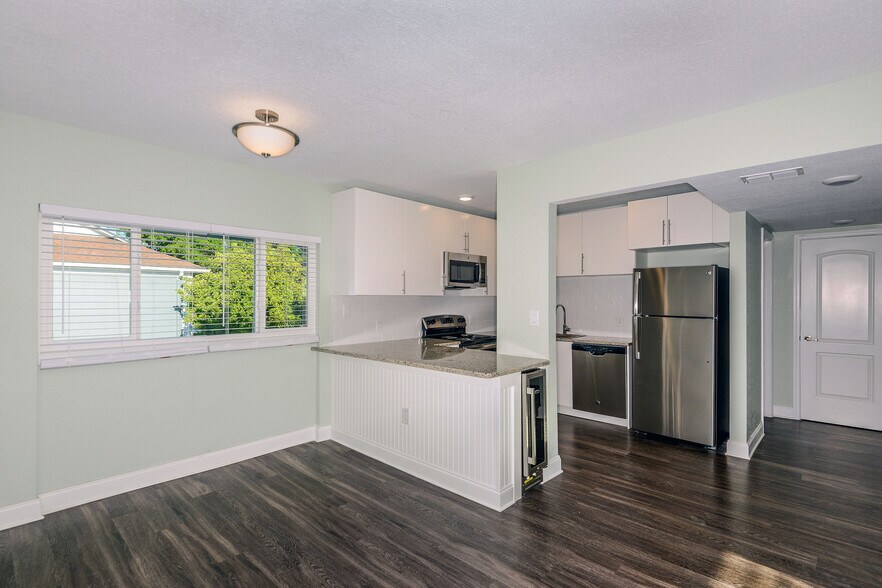 Living & Dining Area - Carlyle Flats