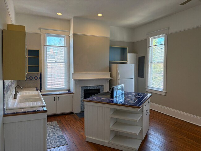 Building Photo - Beautiful Downtown Apartment