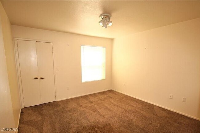 Building Photo - 555 E Silverado Ranch Blvd
