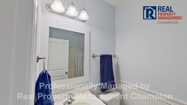 Building Photo - End Unit Townhome on One Level