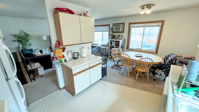 Building Photo - 3 Bed 1 Bath Apartment - Available Septemb...