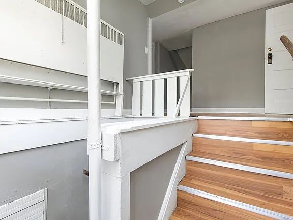 Building Photo - "Charming 2-Bedroom Gem with Ample Space on Cottage Grove Avenue!"