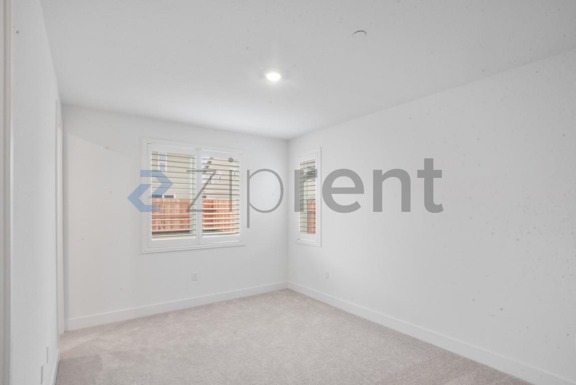 Building Photo - Unit