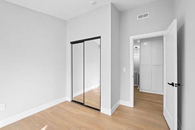 Building Photo - Move-In-Ready Townhome-Style Unit in Chula Vista!