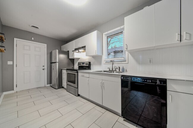 Building Photo - Recently Renovated 2 Bedroom Brick Home! - Coming Soon April 3rd!