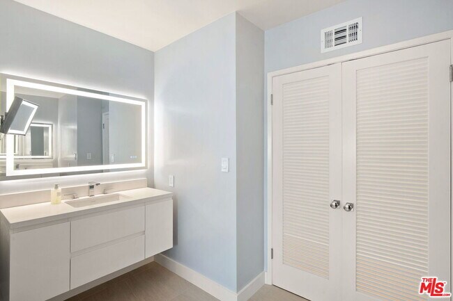 Building Photo - 650 N Tigertail Rd