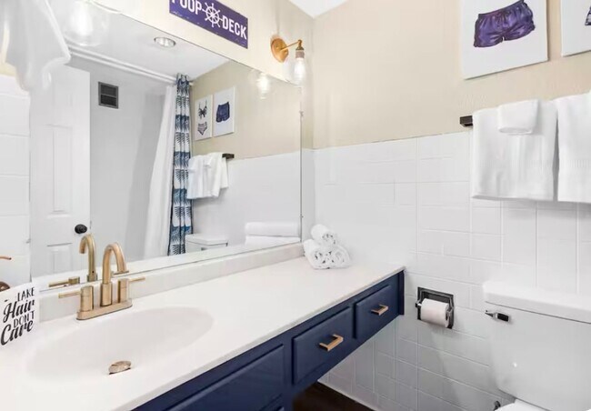 Building Photo - Remodeled and Stunning Studio | Fully Furnished | All Utilites Included | 1 Bathroom | Condo | Ki...