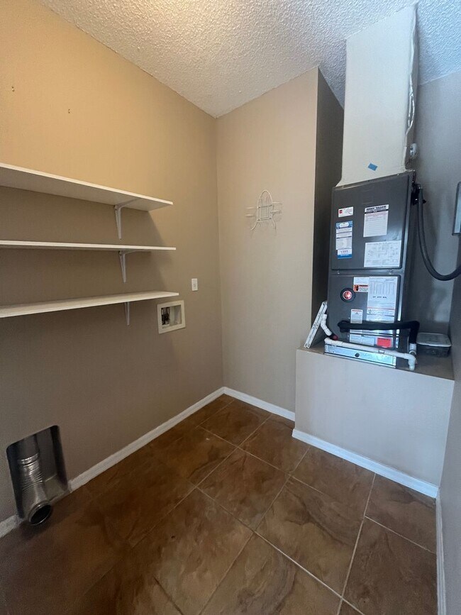 Building Photo - Updated Single family 3 / 2 with Screened ...