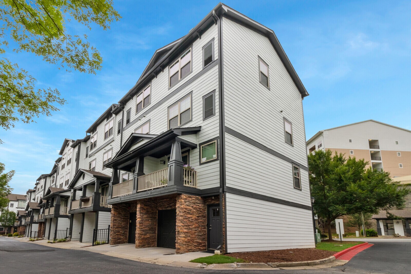Building Photo - 215 Semel Dr