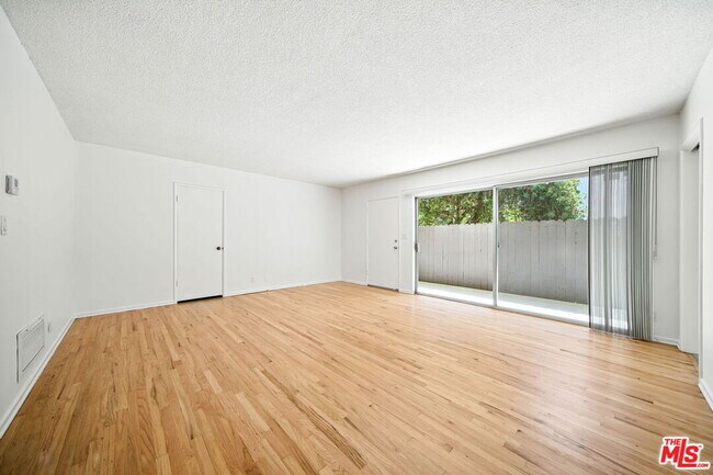 Building Photo - 833 9th St