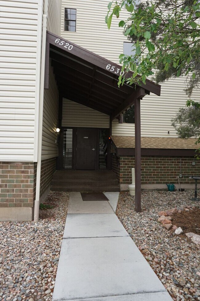Building Photo - 3 Bedroom Rockrimmon Condo, NO DEPOSIT AND...