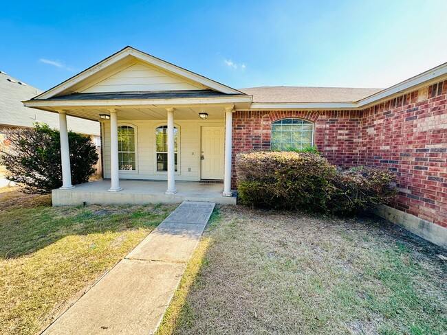 Building Photo - Check out this SWEET 4 bed/2 bath home!