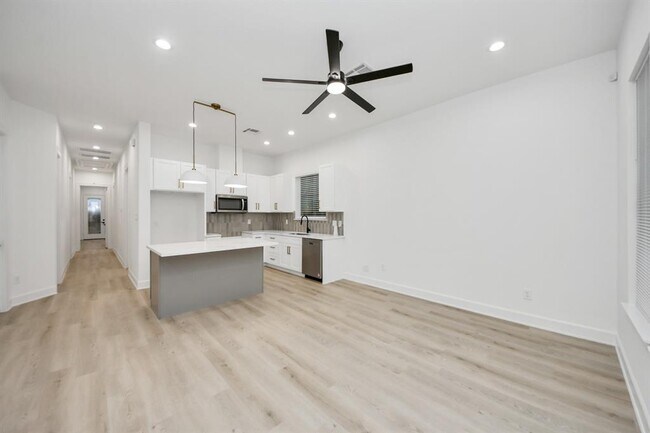 Building Photo - 5137 Pederson St