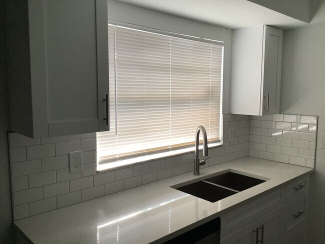 Building Photo - Three Bedroom Two Bath!