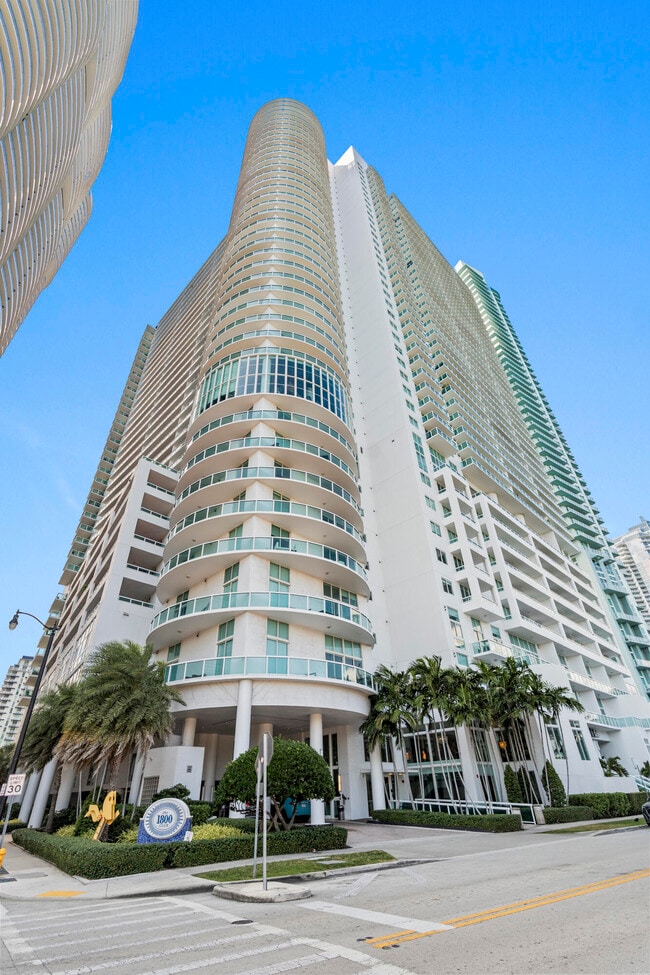 Building Photo - 1800 N Bayshore Dr