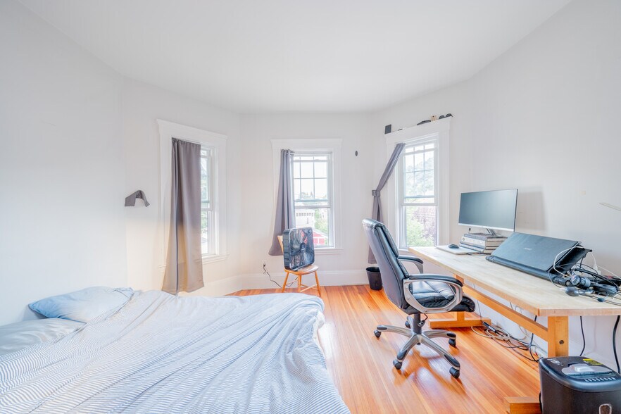 Building Photo - 37 Magoun St