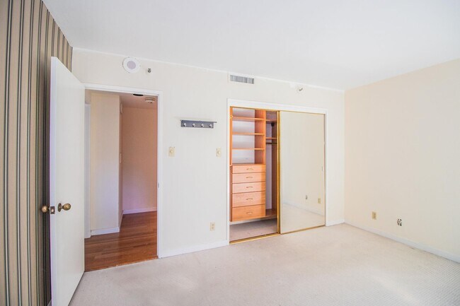 Building Photo - 101 Lombard St