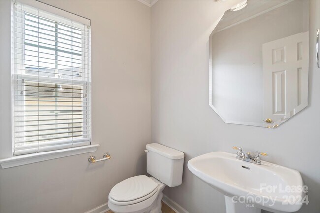 Building Photo - 20309 Northport Dr