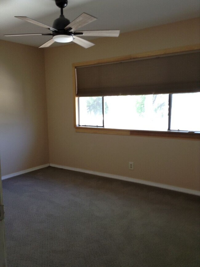 Building Photo - Stunning Townhouse on Mission Boulevard of Fremont