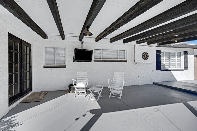 Building Photo - Now Leasing – Fully Updated Scottsdale Home!