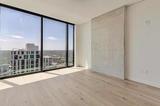 Building Photo - 610 Davis St