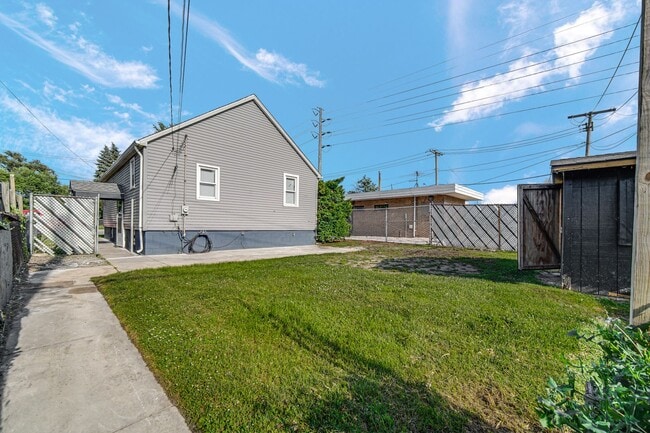 Building Photo - 2 Bedroom 1 Bathroom House for Rent!