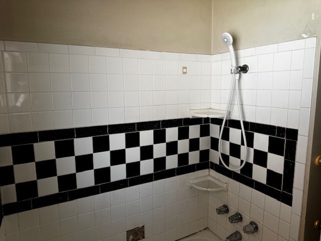 Building Photo - 9610 Rosecrans Ave