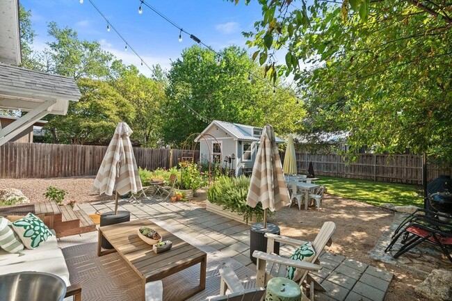 Building Photo - 4905 Duval St