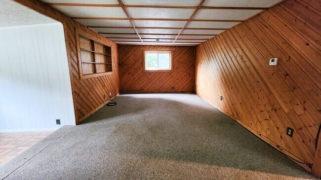 Building Photo - Lovely Cape Cod 3 Bedroom Home