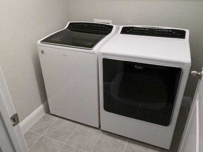 Building Photo - Location!! 2018 house, refrigerator provided! Dont miss this sweet home!