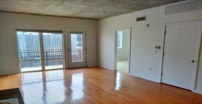 Building Photo - Amazing one bedroom one bathroom Denver Condo