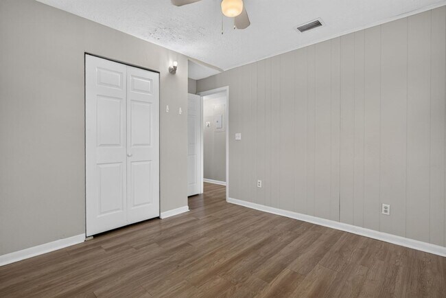 Building Photo - 255 Woodside Dr