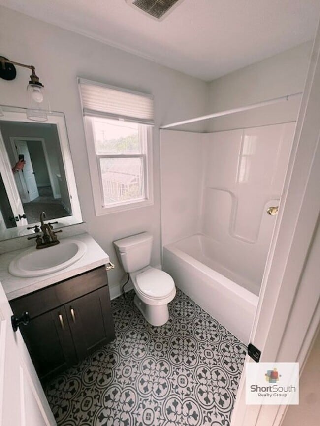 Building Photo - New 4 bed 3 bath house in East Town.