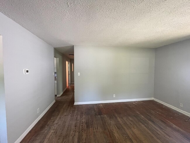 Building Photo - 2321 Stroller Ave