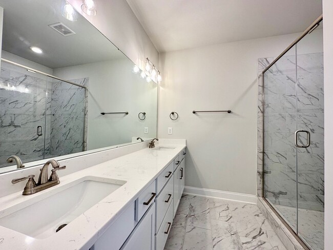 Building Photo - Beautiful Townhome with 3 bedrooms, three ...
