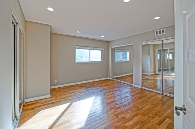 Building Photo - 4021 Crest Dr