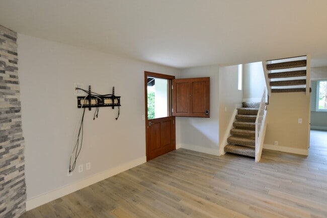 Building Photo - Fully Remodeled unit in the beautiful gate...