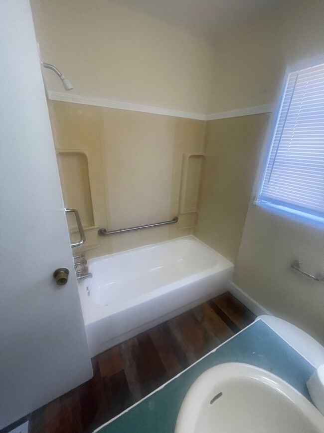 Building Photo - 852 Reaves St