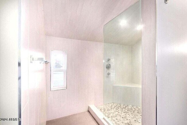 Building Photo - 1530 S River Dr