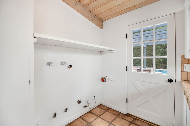 Building Photo - Stunning Woodland Hills Pool Home – South ...