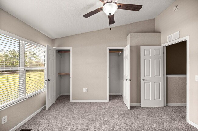 Building Photo - **  MAINTENANCE FREE TOWNHOME **2 BD 2.5 BATH