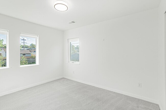 Building Photo - Contemporary 3BD, 2.5BA Edgewood Home with Fenced Yard and Carport