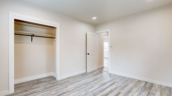 Building Photo - Beautiful 2 Bedroom 1.5 Bathroom Home! Sho...
