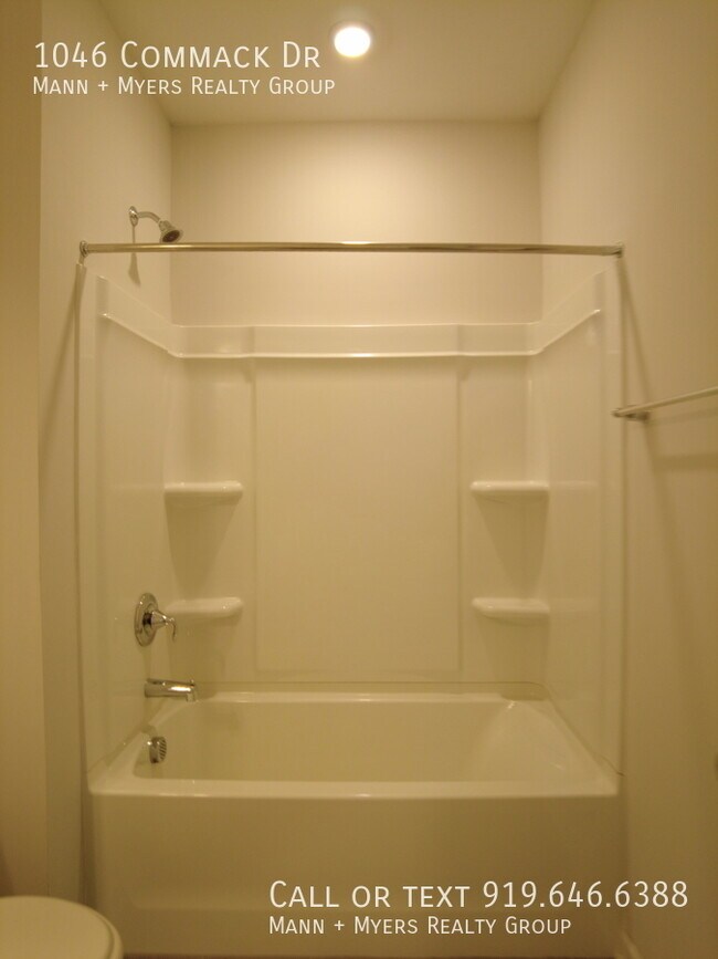 Building Photo - 1046 Commack Dr