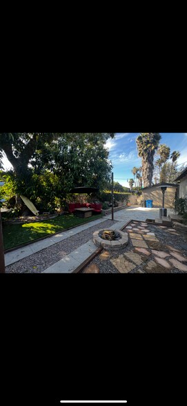 Spacious outdoor living - 2661 Newell St